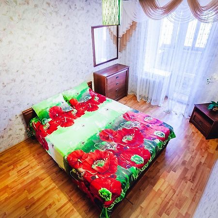 2-Bedroom On Mykolaychuka Street Vinnytsia Bagian luar foto