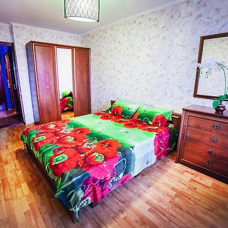 2-Bedroom On Mykolaychuka Street Vinnytsia Bagian luar foto