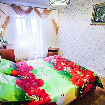 2-Bedroom On Mykolaychuka Street Vinnytsia Bagian luar foto