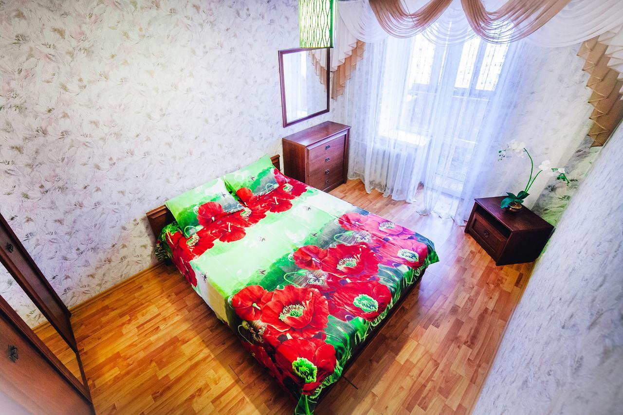 2-Bedroom On Mykolaychuka Street Vinnytsia Bagian luar foto