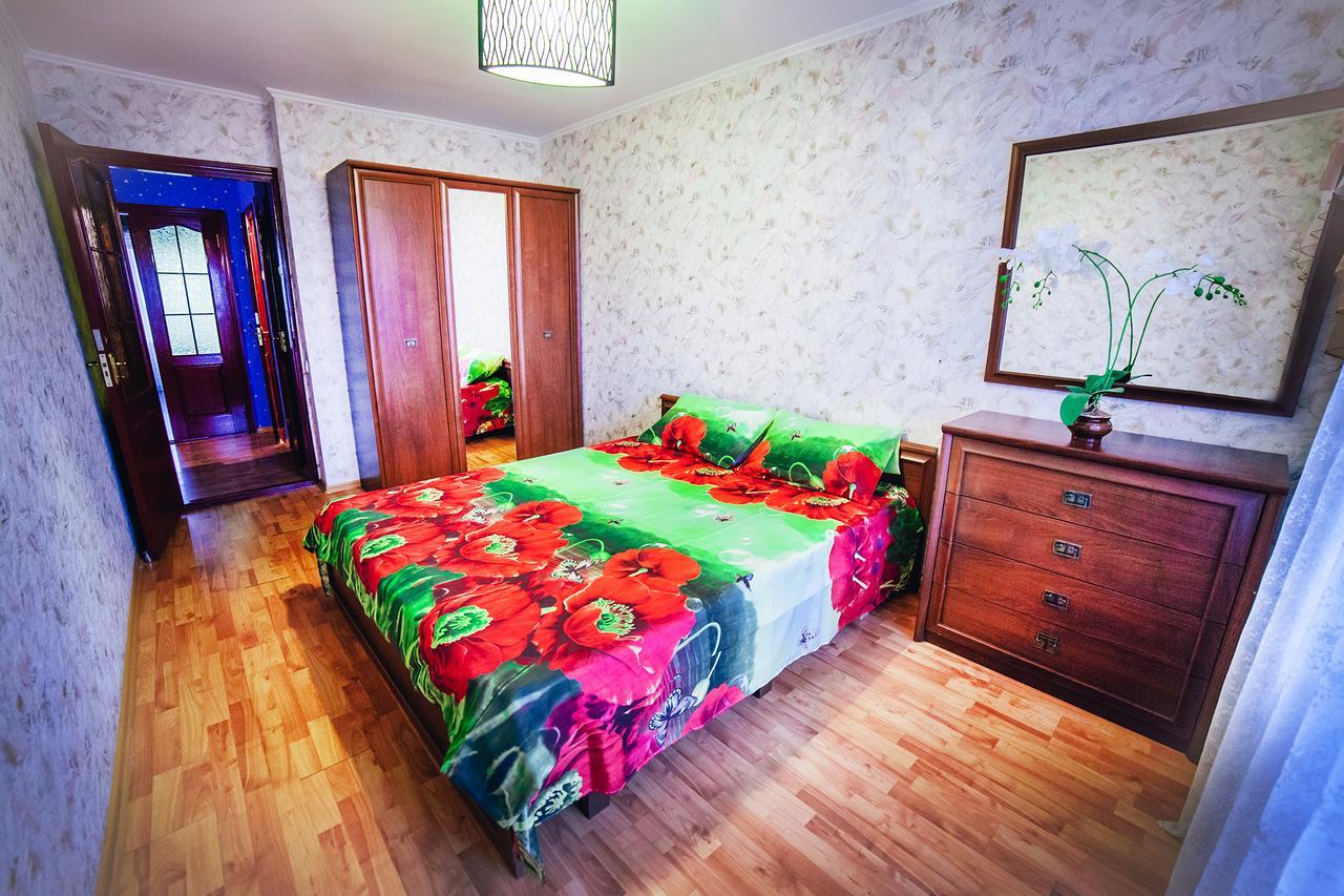 2-Bedroom On Mykolaychuka Street Vinnytsia Bagian luar foto