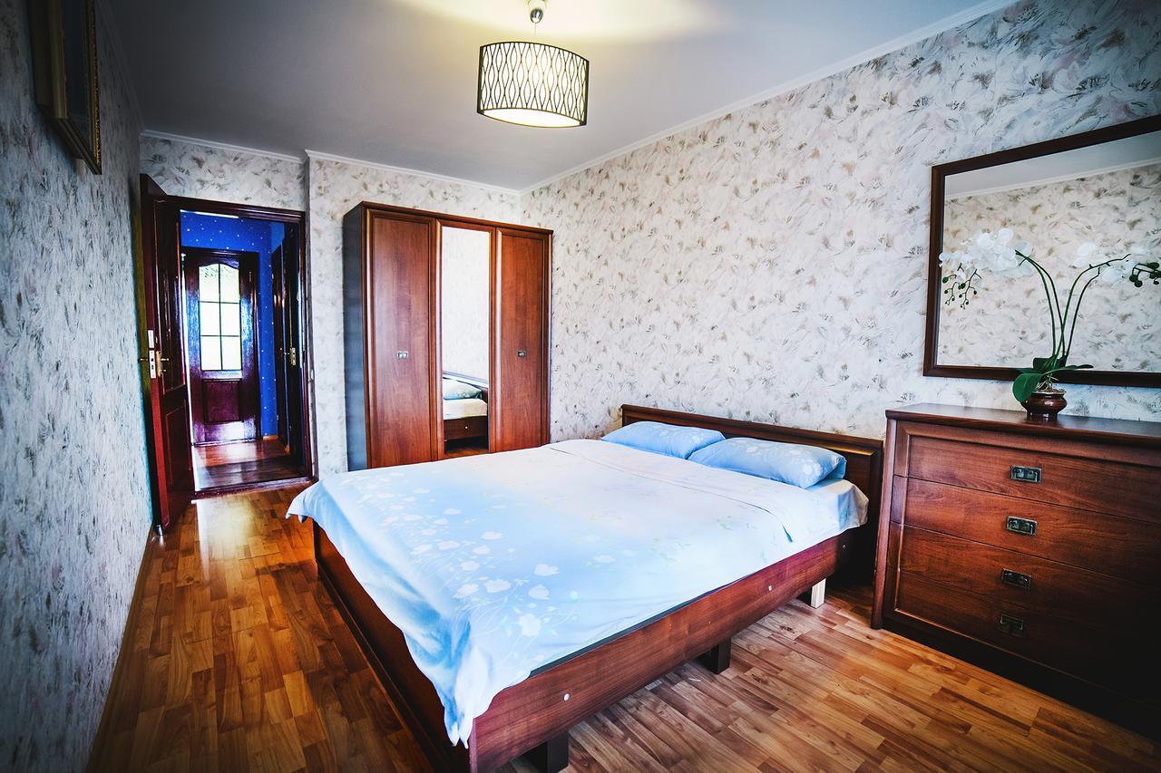 2-Bedroom On Mykolaychuka Street Vinnytsia Bagian luar foto