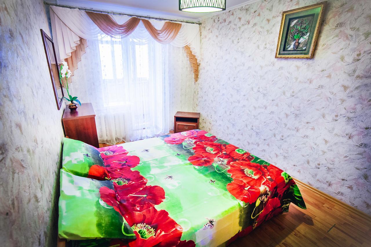 2-Bedroom On Mykolaychuka Street Vinnytsia Bagian luar foto
